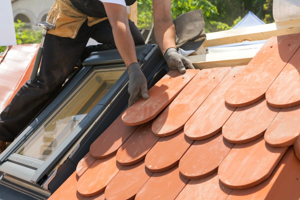 屋根の補修をDIYでする方法　プロに修理を依頼するべき状態の見極め方イメージ