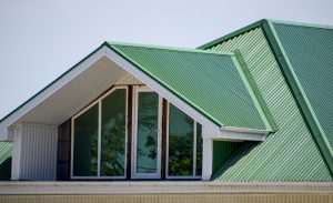 ガルバリウム鋼板とは？屋根に使うときの価格、外壁の種類、デザインを解説
