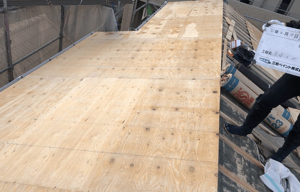 屋根の葺き替え工事過程の下地作業