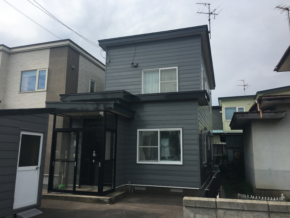 北海道函館市/洋風戸建ての外壁塗り替え（グレー系）・屋根塗り替え（カーボングレー）