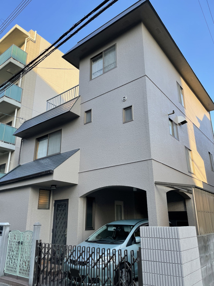 兵庫県神戸市/洋風戸建ての外壁塗り替え（ブラウン系）・屋根塗り替え（カーボングレー）