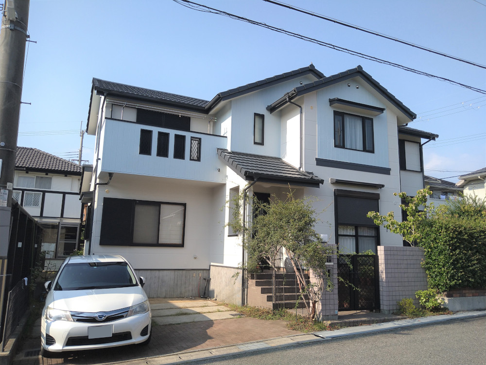 兵庫県神戸市/洋風戸建ての外壁塗り替え（ベージュ系）・屋根塗り替え（カーボングレー）イメージ