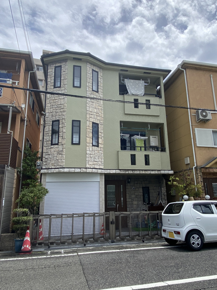 兵庫県尼崎市/洋風戸建ての外壁塗り替え（グリーン系）・屋根塗り替え（ブラウン）イメージ