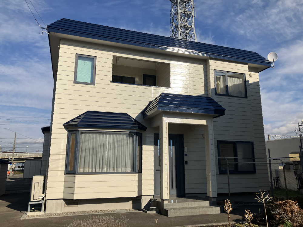 北海道函館市/洋風戸建の外壁塗装・屋根塗装 ベージュ系とナスコンでコントラストが美しいお家に