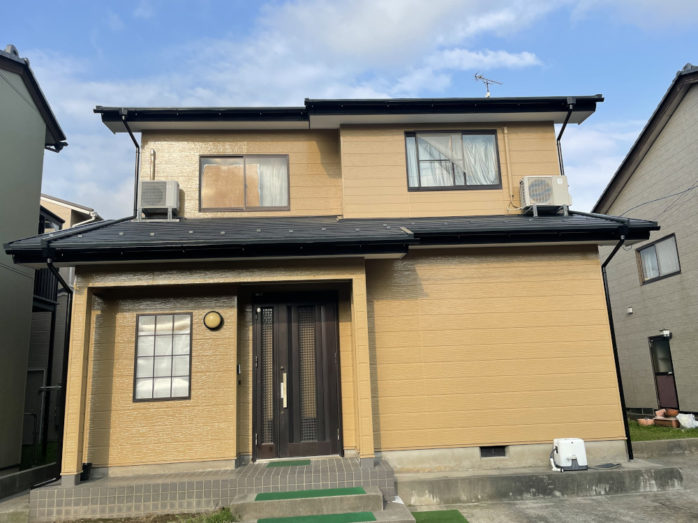 石川県金沢市/洋風戸建ての外壁塗り替え（ブラウン系）・屋根塗り替え（カーボングレー）