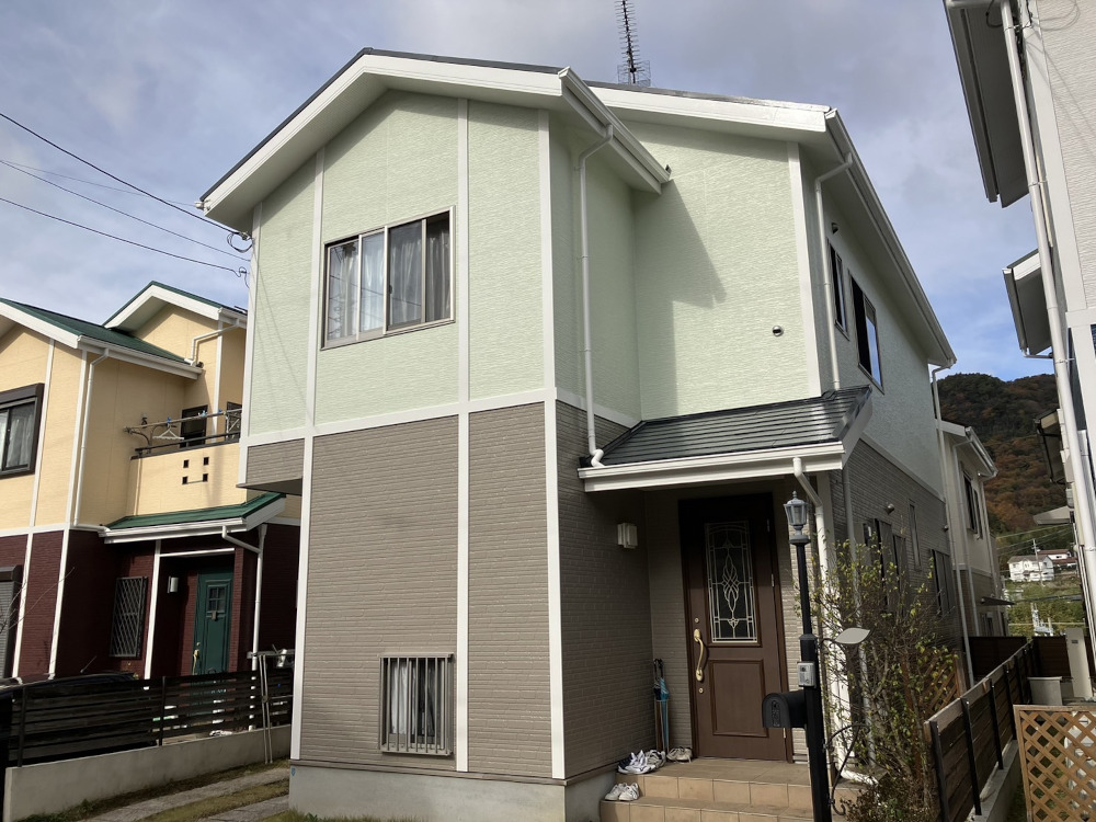 兵庫県神戸市/洋風戸建ての外壁塗り替え（グリーン・ブラウン系）・屋根塗り替え（カーボングレー）イメージ