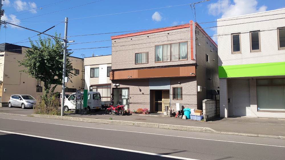 北海道小樽市/洋風戸建ての外壁塗り替え（ブラウン系）・屋根塗り替え（ガーネットオレンジ）